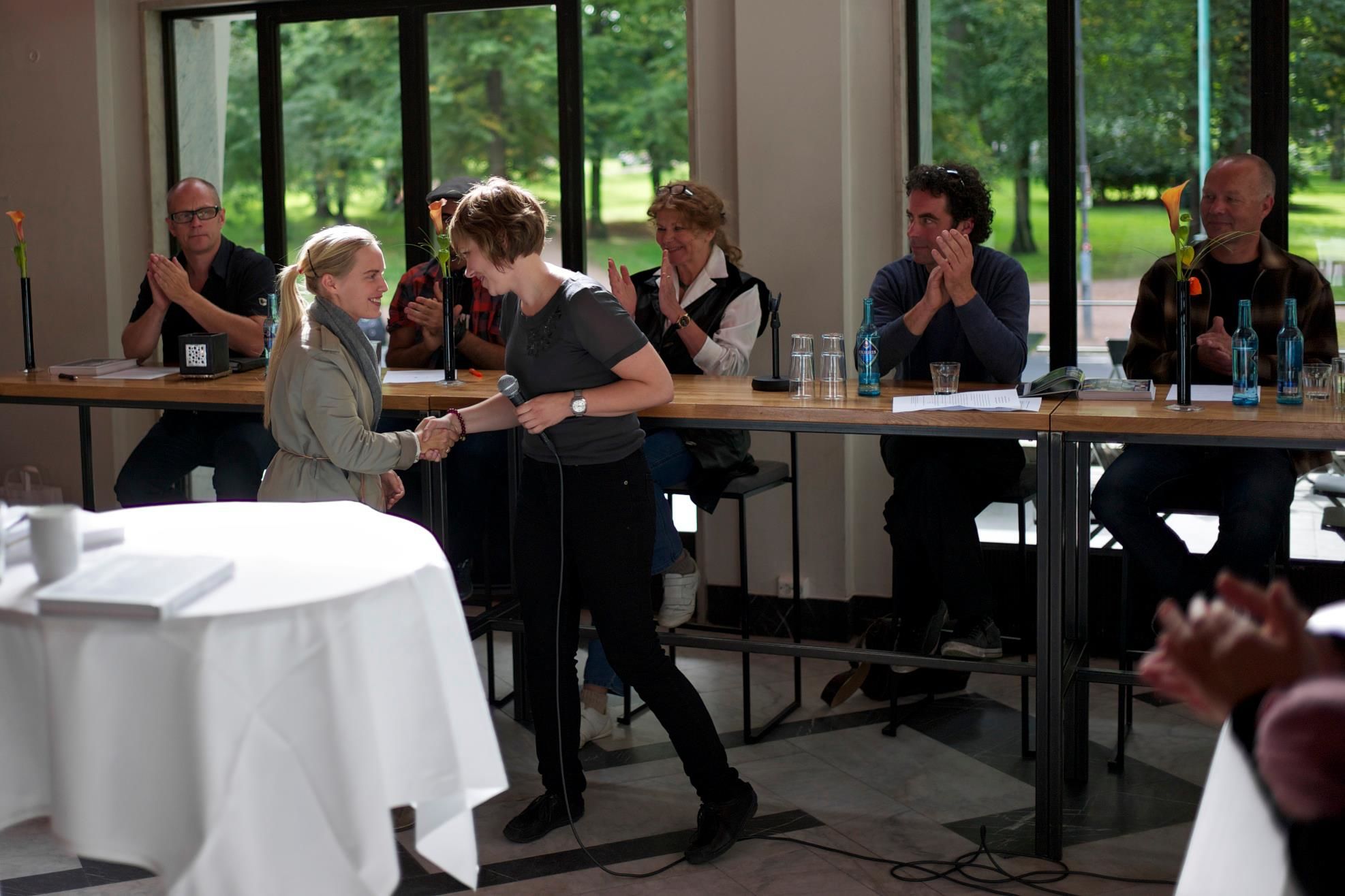 Bilde av Marthe Elise Stramrund som mottar debuntantprisen på Høstutstillingen i Oslo i 2012.