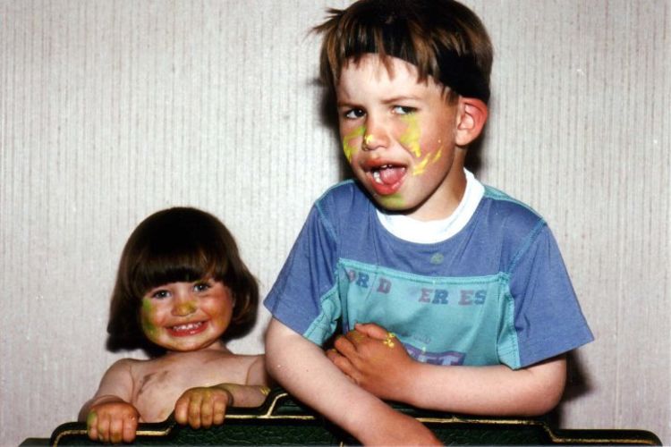 Sigve Knutson med sin søster Synne, 1996